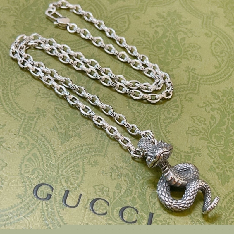 G*u*i necklaces